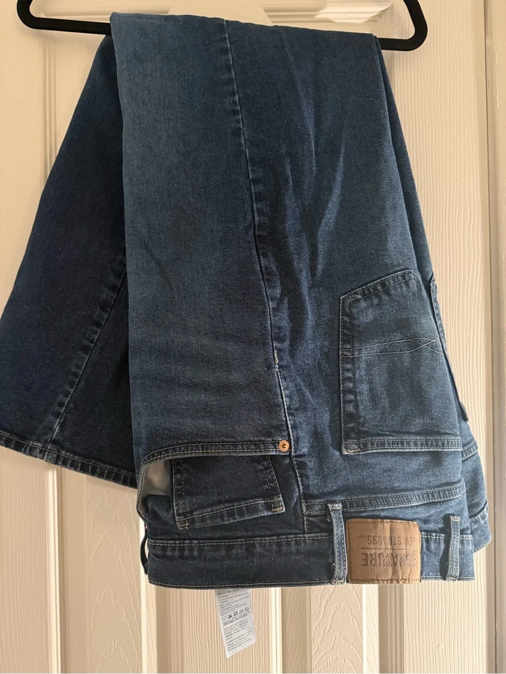 Levi's Signature Relaxed Dark Blue Denim Jeans with Tan Stitching